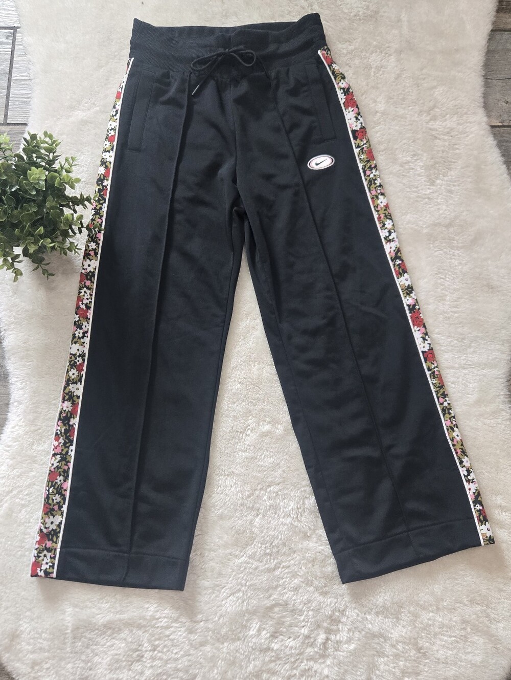 Nike Black Floral Print Sportswear Activewear Streetwear Track Pants, Size Small